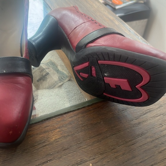 Fluevog shoes heart shaped heels in preloved condition. Size 9 1/2 very fine. - Picture 4 of 6